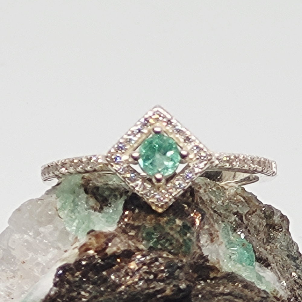 Elegant Silver and Green Gemstone Ring